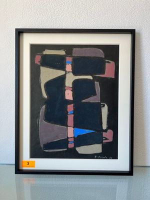 tableau encadré représentant une peinture abstraite noire et rose sur un mur blanc