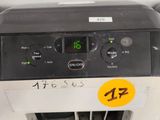 une machine qui se trouve dans le coin d'une pièce
