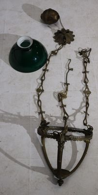 une lampe et un vase posés l'un à côté de l'autre sur le sol