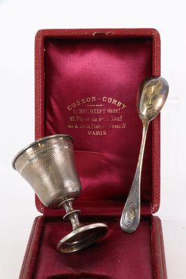 des couverts dans une boîte rouge contenant une cuillère et un repose-cuillère