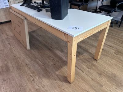 un bureau sur lequel se trouve un ordinateur