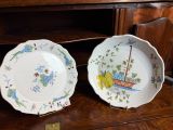 deux assiettes posées sur un piano