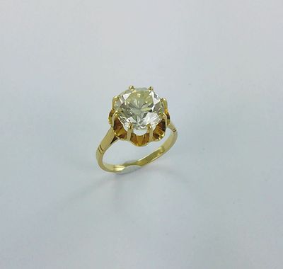 une image représentant une bague en or sertie d'un diamant blanc