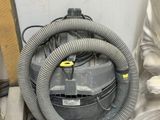 une photo d'un aspirateur posé par terre