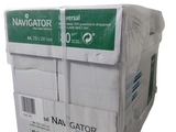 deux boîtes de papier « Navigator » empilées l'une sur l'autre