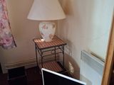 une télévision et une lampe dans un coin de la pièce