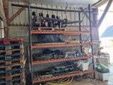 un garage avec de nombreux outils sur les étagères