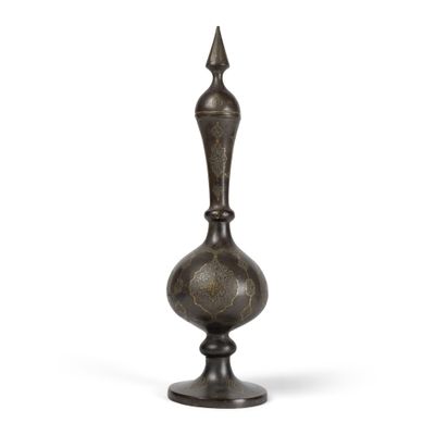 une image représentant un vase en métal orné d'un motif décoratif