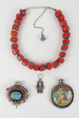 trois bijoux, à savoir un collier, un bracelet et une montre