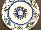 une assiette bleue et blanche ornée d'un motif floral