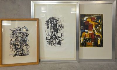 trois œuvres d'art encadrées, de tailles et de formes variées, accrochées au mur