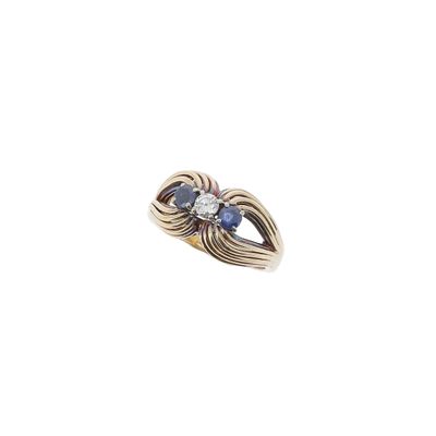un gros plan d'une bague en or sertie de deux saphirs