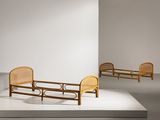trois chaises et un lit au milieu d'une pièce