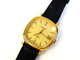 une image d'un gros plan d'une montre-bracelet sur une surface blanche