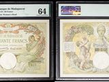 Deux types différents de billets de banque sont exposés dans une vitrine.