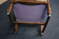 Fauteuil de malade en bois naturel reposant sur quatre pieds… (photo 6)