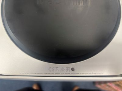 une casserole noire posée sur une boîte blanche