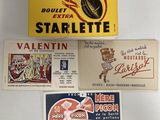 Plusieurs objets différents sont présentés sur une surface blanche, entourés d'un cadre jaune.