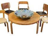quatre chaises disposées autour d'une table sur laquelle se trouve un saladier
