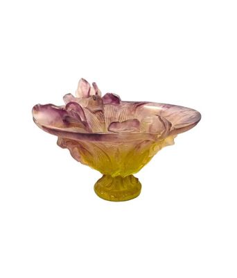 un bol en verre contenant des fleurs, sur fond blanc