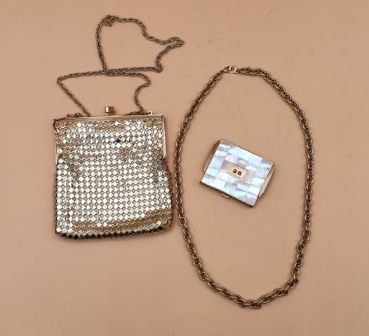 Pochette de soirée en métal doré. Joint poudrier dessus nacre, mo