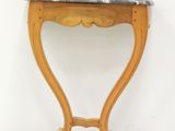 une petite table en bois avec un plateau en marbre