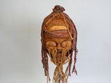 une sculpture en bois représentant un homme avec des dreadlocks sur la tête