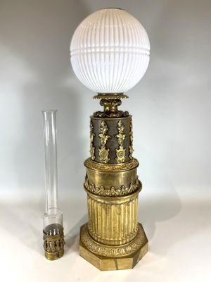 Belle lampe à pétrole en bronze et métal doré, avec tube et …