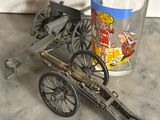 un verre avec un pistolet jouet à côté d'un verre avec un pistolet jouet