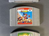 trois cartouches de jeux nintendo posées sur une table