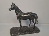 une statue de cheval posée sur un socle