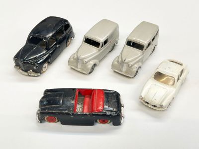 plusieurs petites voitures sont alignées sur une surface blanche