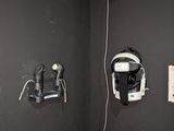 une photo d'une salle de bains avec des toilettes et un téléphone accroché au mur