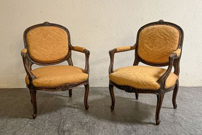 paire de chaises anciennes avec des coussins rembourrés au niveau du dossier