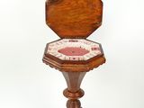 une petite table en bois sur laquelle est posée une horloge