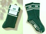 deux paires de chaussettes vertes à pois blancs