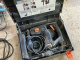 une boîte à outils contenant des outils, posée sur le sol