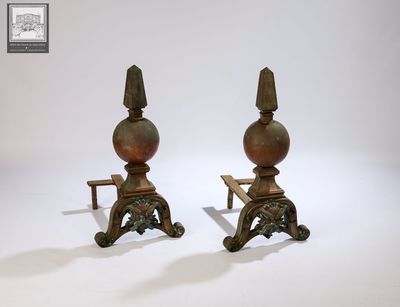 paire de bougeoirs anciens en bronze sur des socles en fonte