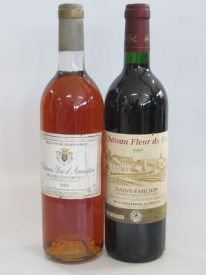 deux bouteilles de vin posées l'une à côté de l'autre sur une table
