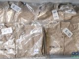 Trois chemises pour homme sont emballées dans des sacs en plastique sur une table
