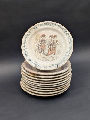 plusieurs assiettes empilées sur une table