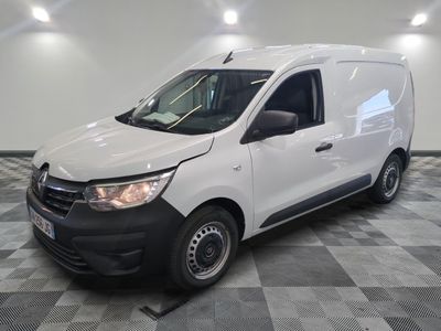 la camionnette blanche est garée sur un sol carrelé en damier