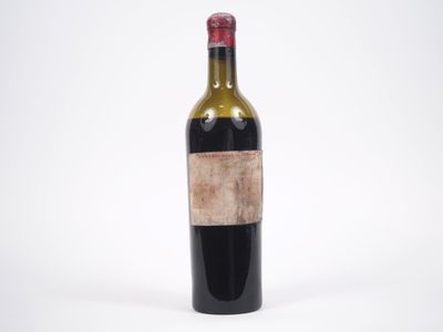 une bouteille de vin avec une étiquette dessus