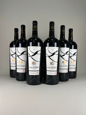six bouteilles de vin sont alignées sur une table