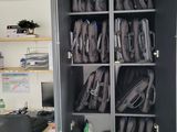 une grande armoire métallique sur laquelle sont posés plusieurs sacs à dos