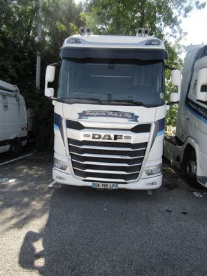 deux camions garés l'un à côté de l'autre dans un parking