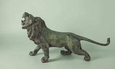 Grand bronze animalier figurant un Lion rugissant.