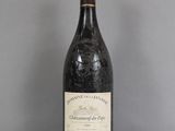 une bouteille de vin posée sur une table en verre