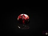gros plan d'un diamant rouge sur une surface noire