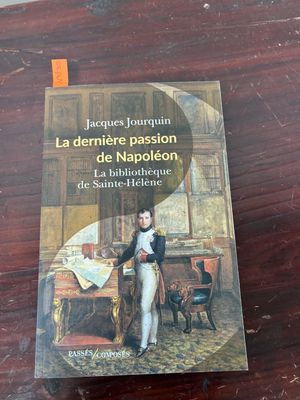 le livre est posé sur une table devant une table en bois